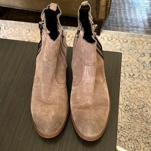 Guess suede boots with double zippers